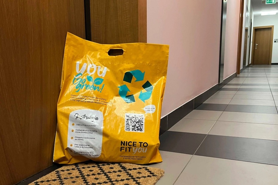 Żółta torba zwrotna Nice To Fit You do odbioru opakowań po posiłkach — zdjęcie z materiału o projekcie R&D.